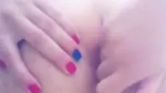 Novinha loira se masturbando e enfiando o dedo no cu