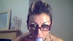 mature masturbates on webcam