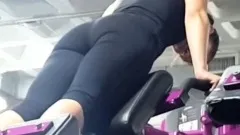 Candid ass & cleavage - gym girl bent over in tights