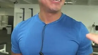 Muscular cock sucking studs at the gym