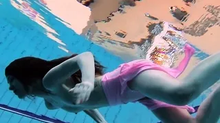 Enjoy Roxalana underwater naked in pool