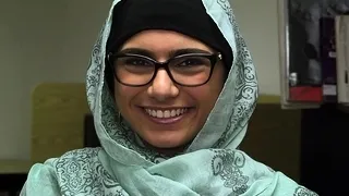 Hot booty latin brunette Mia Khalifa gets naked