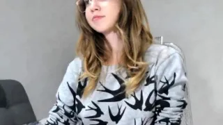 Solo brunette teen babe fingers