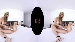 While seductive cougar mom Carol was preparing lunch, her