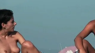 Shaved pussy spread on the beach hidden camera