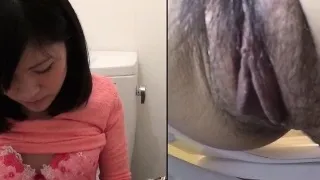 Kinky asian sprays pee