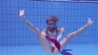 Proklova takes off bikini and swims under water