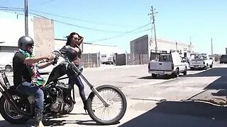Bikers anal threesome fucking in garage
