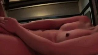 Asian les pisses in sink