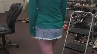 Glamcore beauty enjoys giving amazing handjob