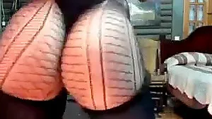 Hot cam girl squirts and rides a dildo on webcam !!