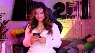 Big boob brunette masturbates on webcam