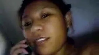 Hablando por tel y cogiendo