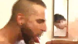 Se corre en su barba y luego se la chupa