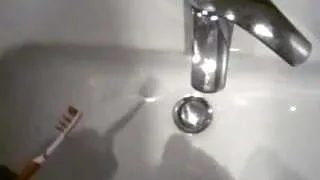 Zahnbuerste der Schwester bespritzt