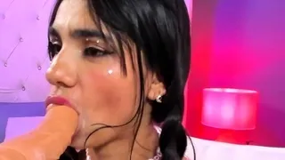 Cute amateur webcam teen girl toying pussy on webcam