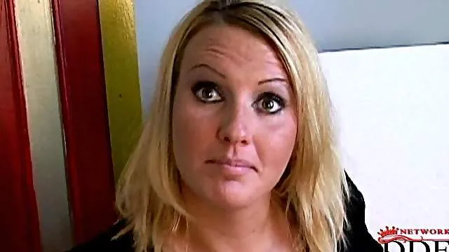 Bubble ass hottie strips on a cam