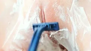 Teen sex angel Gloria shaving tiny pussy in close-up