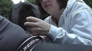 Junges Mauerbluemchen blaest Schwanz im Park