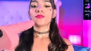 Masturbating solo babe loves her toys