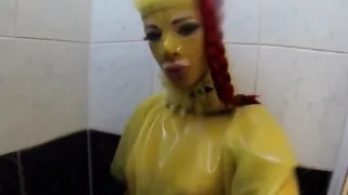 Amateur cd in latex masturbating dildoing