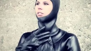 Urine fetish babe masturbates in her pee