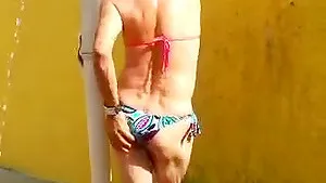 Mature does a hot booty shake dance on live cam