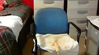 crossdreser ante la cama y su rejillas rosas