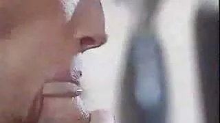 une belle milf blonde baise avec un jeune