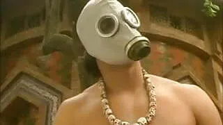 Se folla a dos encapuchados