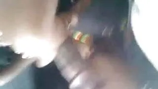 Une jeune antillaise suce son mec en voiture 