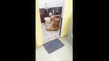 Tamil Bhabhas famous bathing