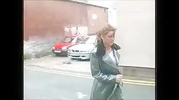 Woman piss the corner house