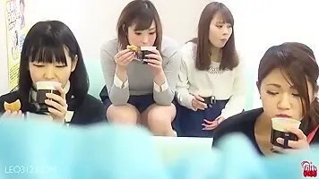 Japanese girl was poisoned by food in a cafe and ran to the taulet