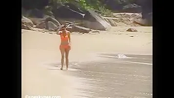 Izobella piss on the beach