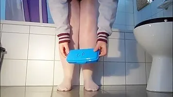Girl with thick legs scat in blue container