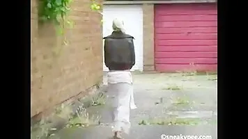 Babe pee behind garages