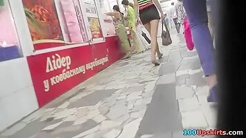 Chick upstairs is flashing the upskirt